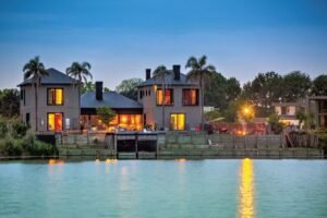 agente inmobiliario mostrando casa moderna argentina