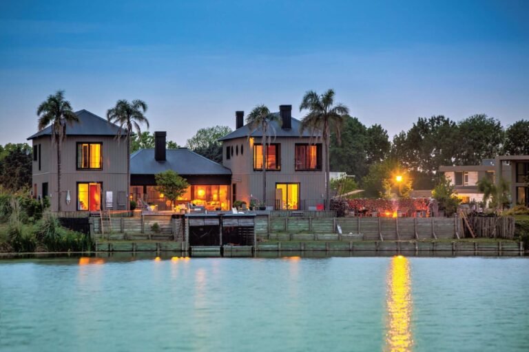 Qué servicios ofrece Way Home inmobiliaria en Argentina 2 agente inmobiliario mostrando casa moderna argentina