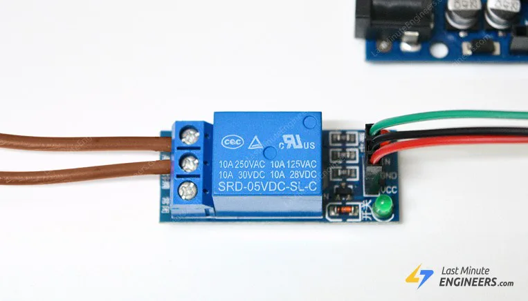Cómo se utiliza un módulo relé con Arduino para controlar dispositivos