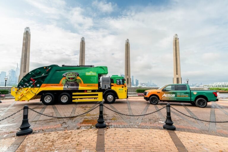 camion de reciclaje en accion urbana