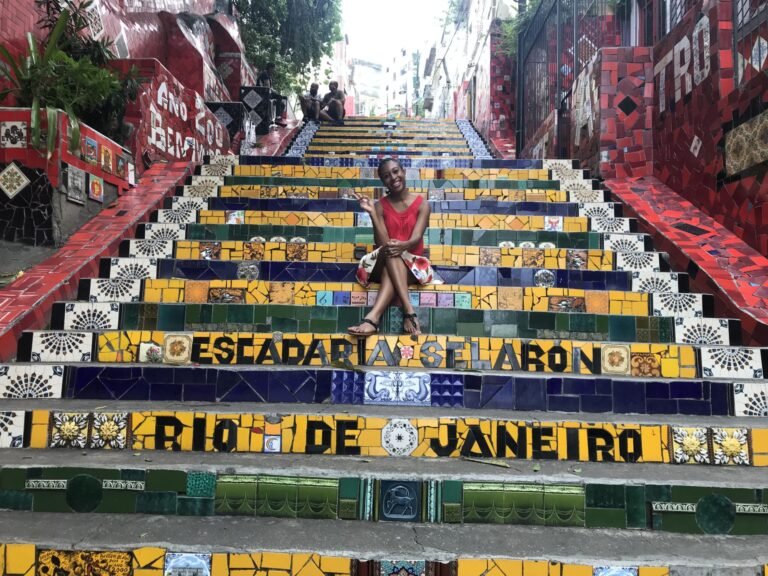 escalera colorida de selaron en rio