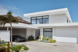 fachada moderna con ventanas y puertas abiertas