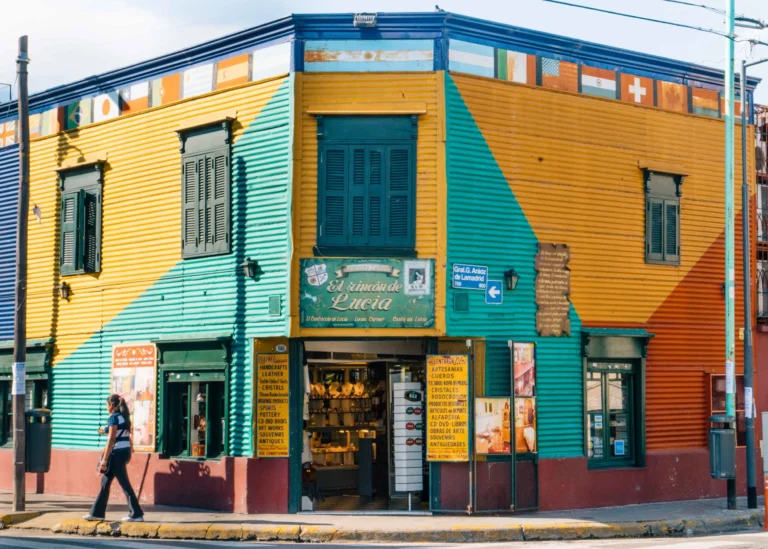 Dónde Está La Maderera Alvarez Thomas y Juramento en Buenos Aires 8 fachada tienda madera buenos aires esquina urbana