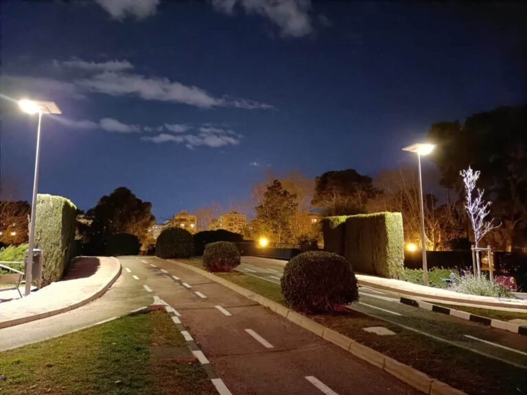 farola led solar en parque urbano
