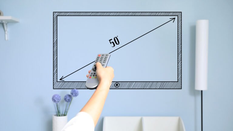 mano midiendo pantalla de televisor con regla