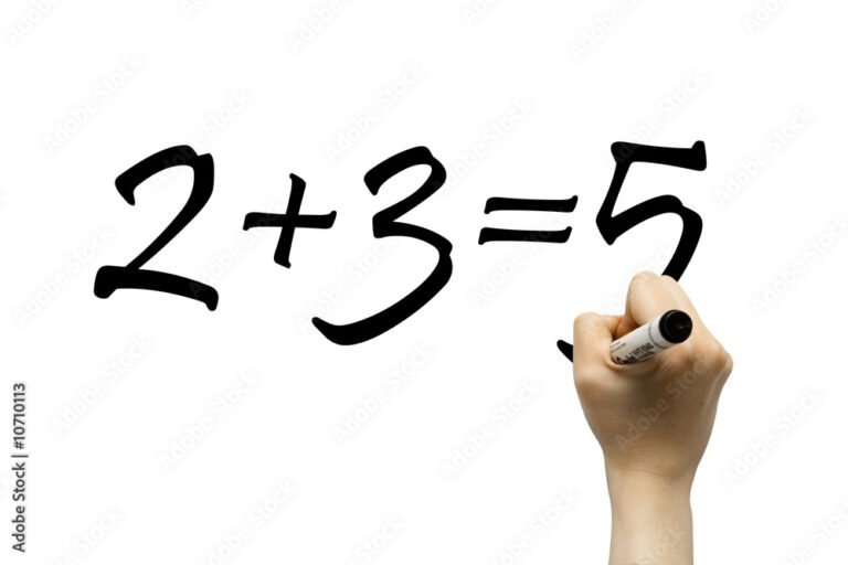 manos escribiendo ecuaciones en pizarra blanca