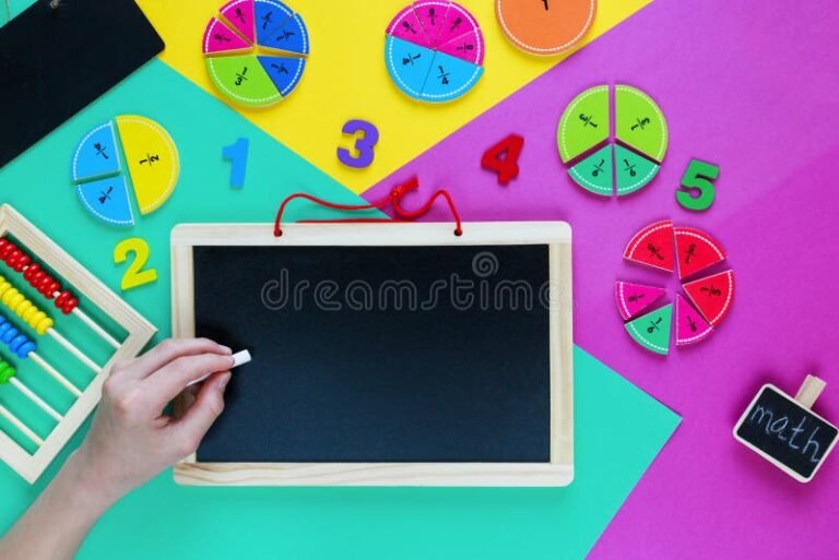 manos escribiendo numeros y fracciones en pizarra