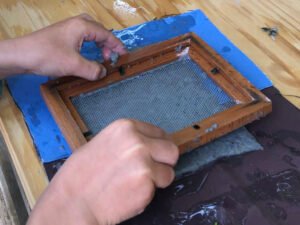 manos haciendo papel reciclado casero