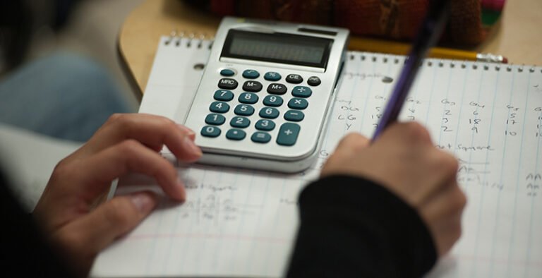 manos usando calculadora con numeros matematicos