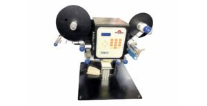 maquina etiquetadora automatica aplicando etiqueta ropa