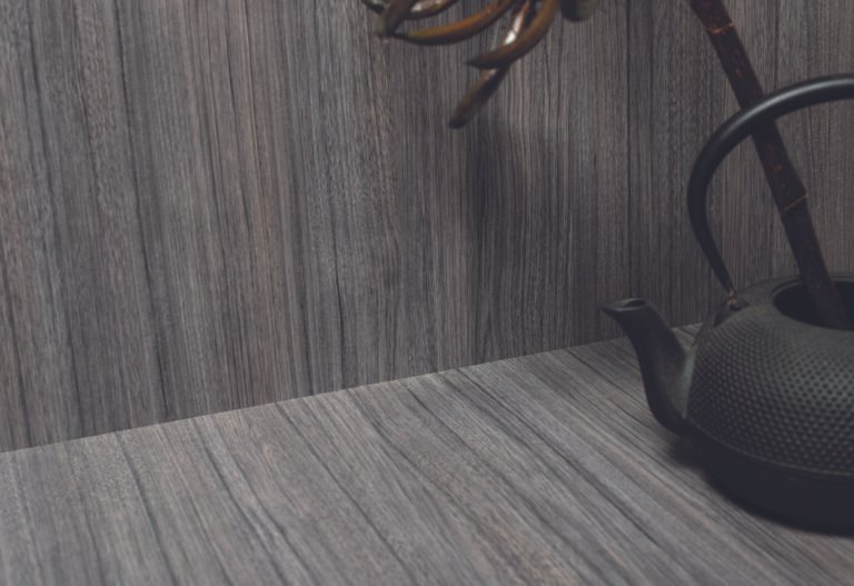 melamina gris humo en superficie de madera