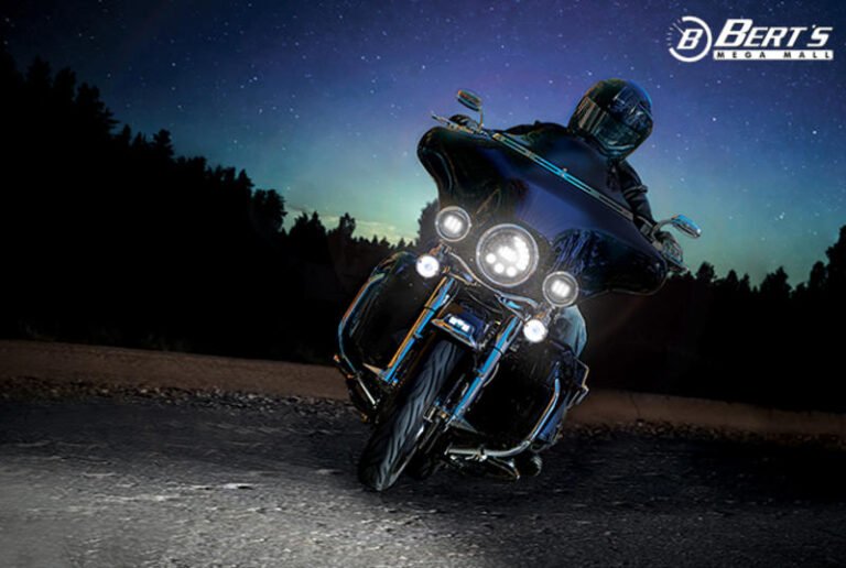 motocicleta con luces led encendidas noche