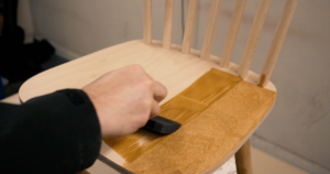 mueble de madera barnizado color roble