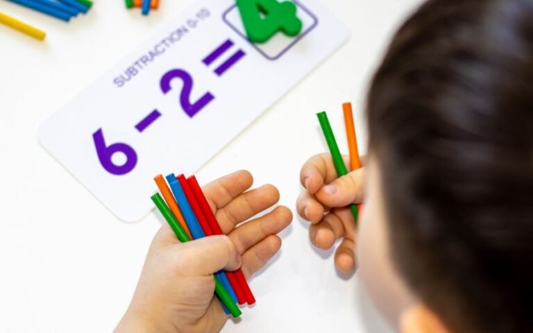 ninos aprendiendo matematicas con numeros coloridos