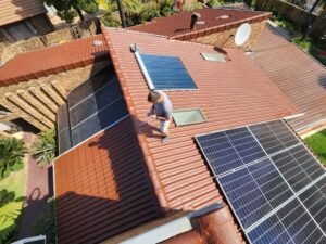 paneles solares instalados en techo residencial 1