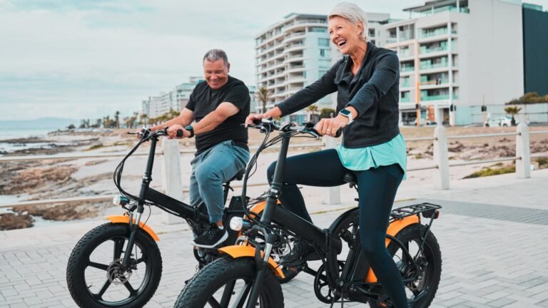 persona feliz usando moto bicicleta electrica urbana
