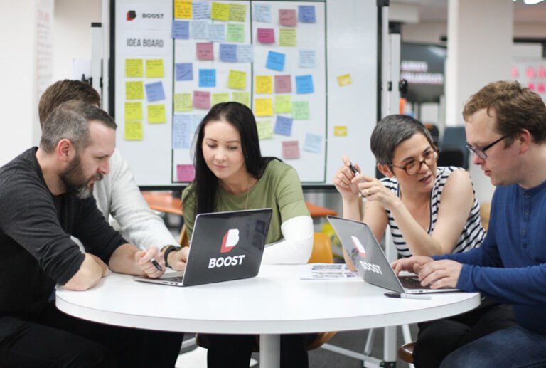 Qué es Jobs to Be Done y cómo mejora tu estrategia de negocios 2 persona utilizando productos diversos en contexto laboral