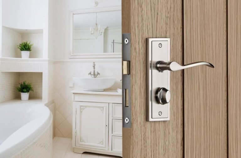 picaportes variados en puertas interiores modernas