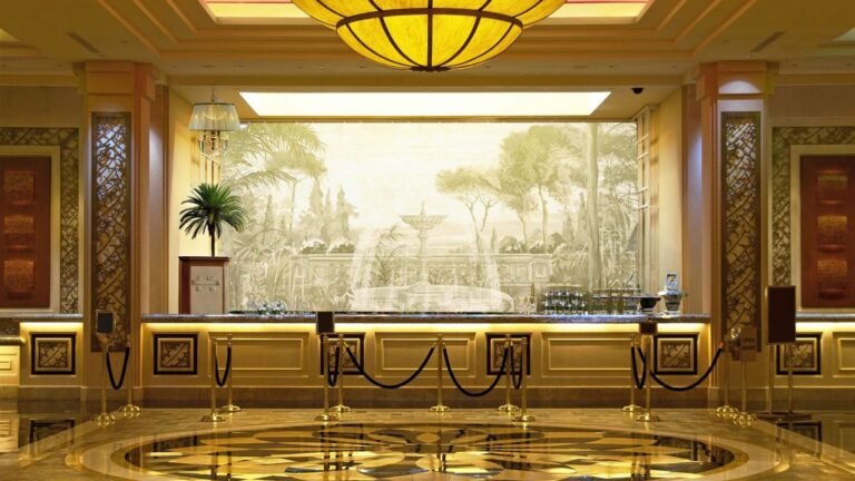 recepcion y areas comunes de hotel elegante