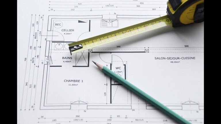 Cómo Convertir Metros Cúbicos a Metros Cuadrados Fácilmente 2 regla y cinta metrica sobre plano arquitectonico