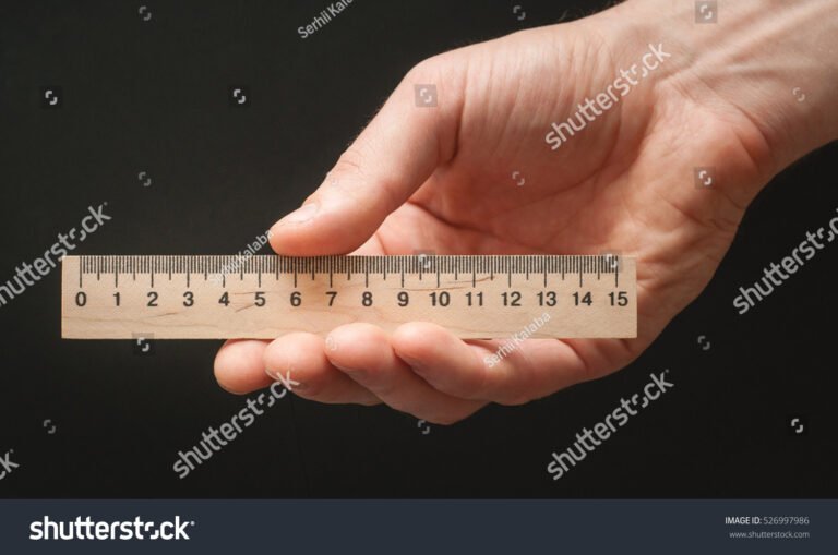 regla y objeto medido en mano humana