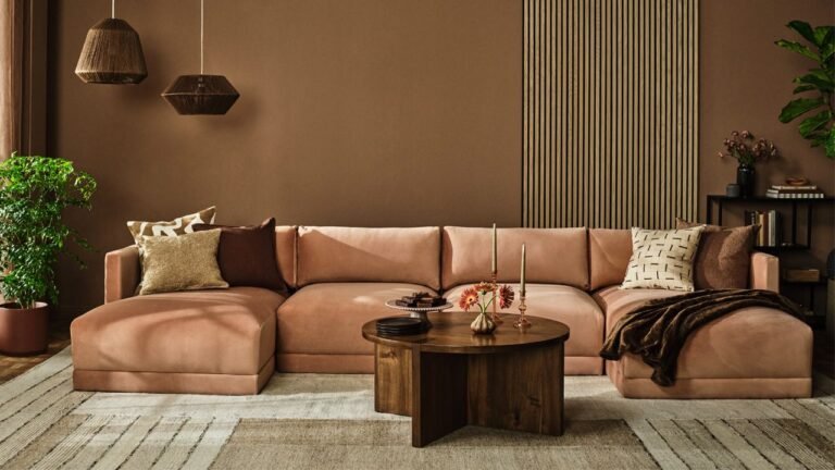 Qué es el color mocha mousse y cómo combinarlo en decoración