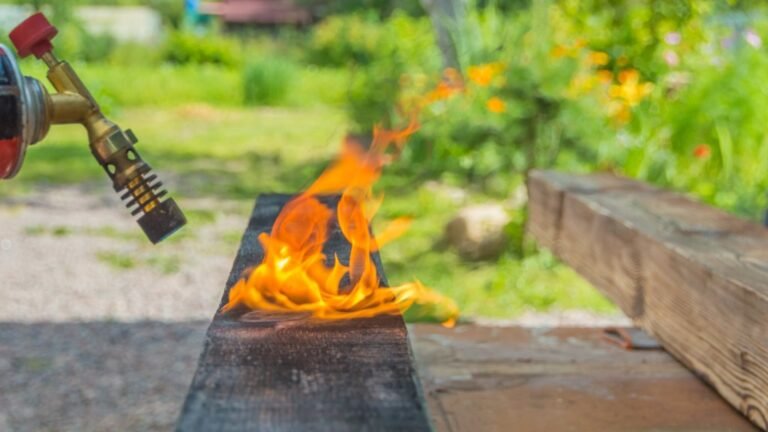 Cómo se usa un soplete para lograr madera quemada de forma segura