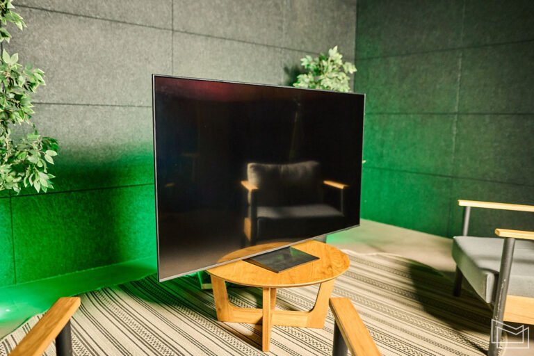 televisor moderno con antena integrada visible