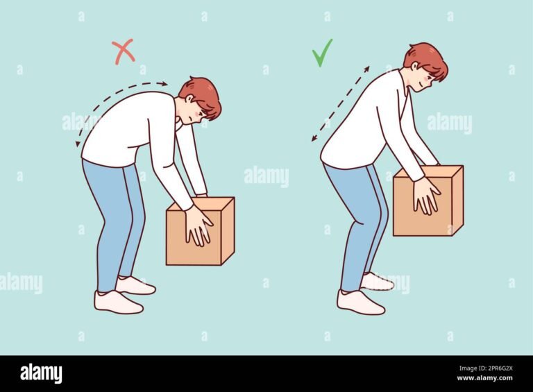 trabajador levantando caja con postura correcta