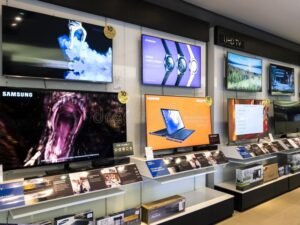 variedad de televisores modernos en tienda